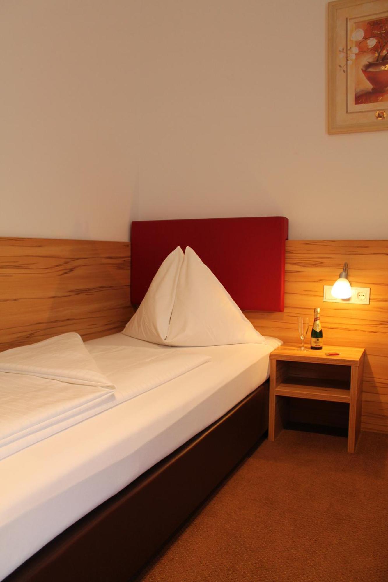 Hotel Restaurant Schwartz Neusiedl am Steinfelde Стая снимка