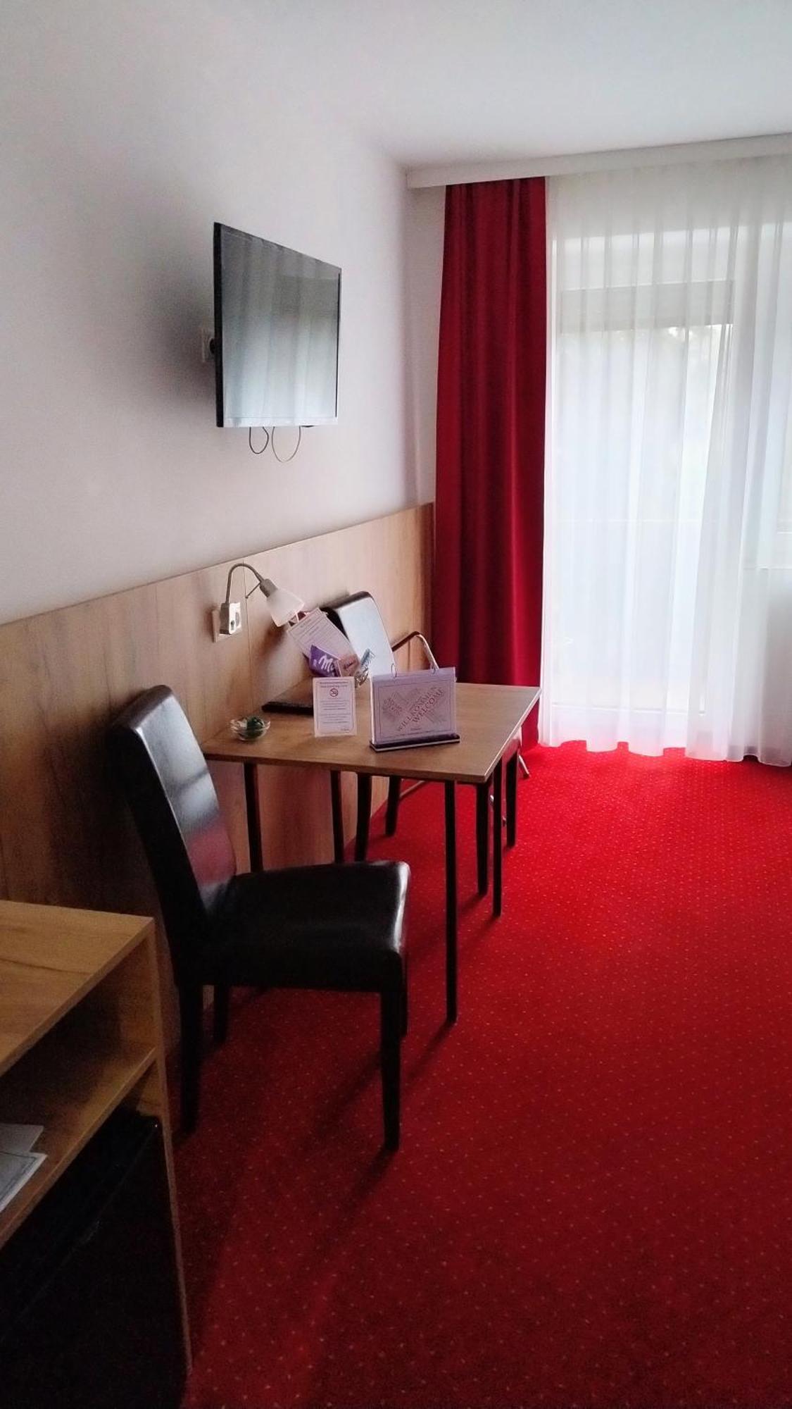 Hotel Restaurant Schwartz Neusiedl am Steinfelde Екстериор снимка