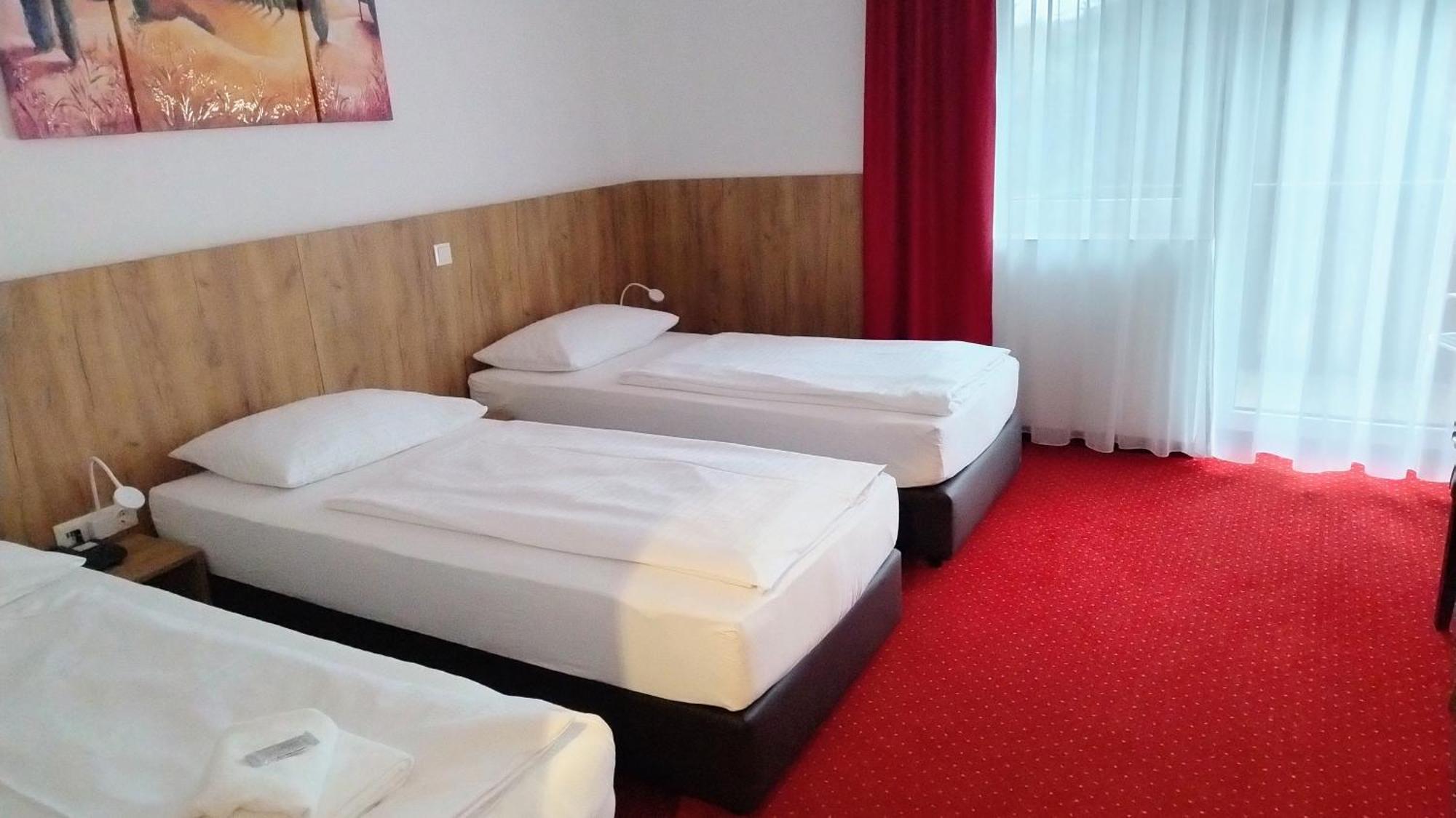 Hotel Restaurant Schwartz Neusiedl am Steinfelde Екстериор снимка