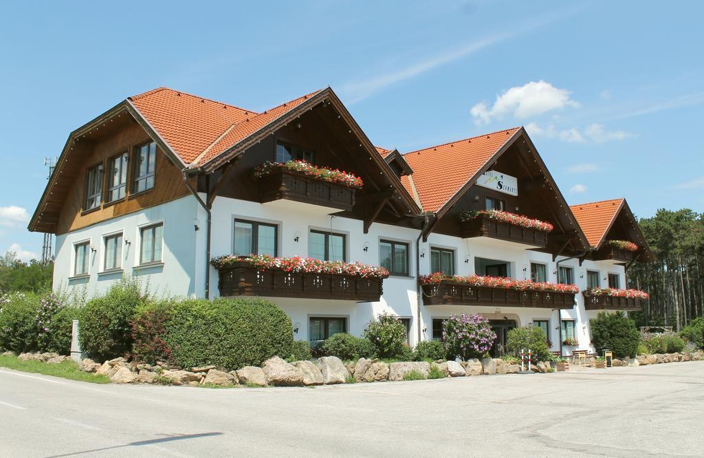 Hotel Restaurant Schwartz Neusiedl am Steinfelde Екстериор снимка