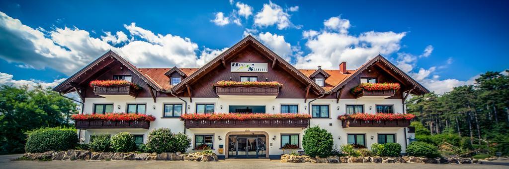 Hotel Restaurant Schwartz Neusiedl am Steinfelde Екстериор снимка